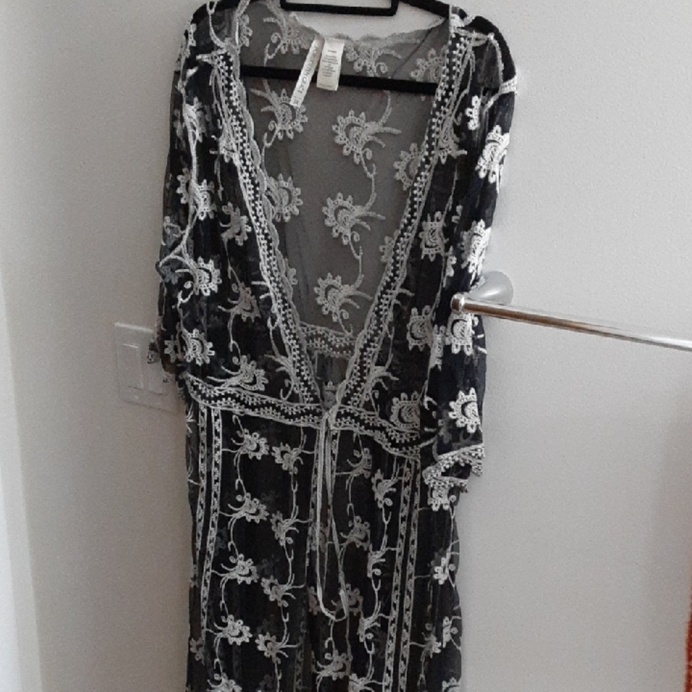 Elegant Black and White Lace Robe